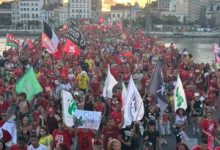 Apoiadores de Lula realizam ato no Recife na véspera da votação