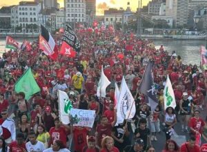 Apoiadores de Lula realizam ato no Recife na véspera da votação