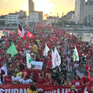 Apoiadores de Lula realizam ato no Recife na véspera da votação