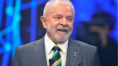 Debate na Band tem bastidores quentes com cobrança do marqueteiro de Lula a Flávio Bolsonaro