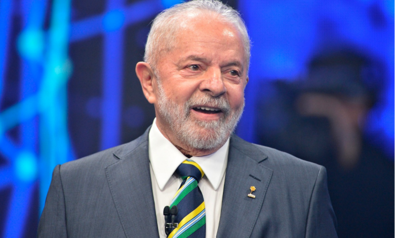Debate na Band tem bastidores quentes com cobrança do marqueteiro de Lula a Flávio Bolsonaro