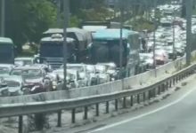 Engavetamento na BR-232 complica trânsito sentido Recife e deixa motociclista ferido