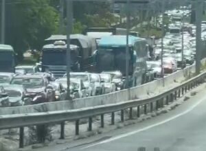 Engavetamento na BR-232 complica trânsito sentido Recife e deixa motociclista ferido