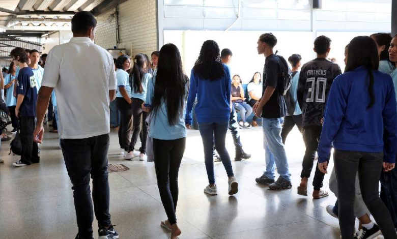 Estudantes do ensino médio recebem a sétima parcela do Pé-de-meia nesta segunda