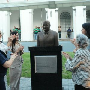 Hospital Imip presta tributo a Antonio Carlos Figueira com descerramento de busto