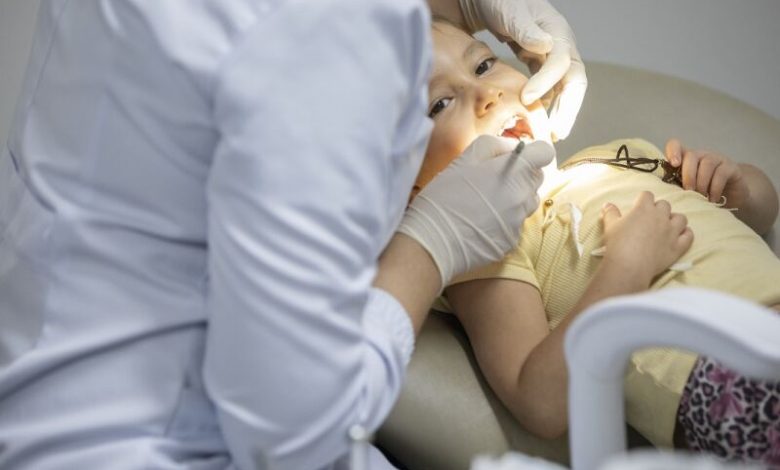 Odontologia pública e privada falha na inclusão de jovens neurodivergentes