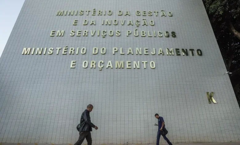 Orçamento de 2027 terá remanejamento de R$ 20 bilhões planejado pelo governo para estímulos