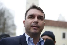 Senador Flávio Bolsonaro viaja aos Estados Unidos após derrota eleitoral e ordem de entrega de passaportes