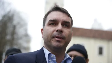 Senador Flávio Bolsonaro viaja aos Estados Unidos após derrota eleitoral e ordem de entrega de passaportes