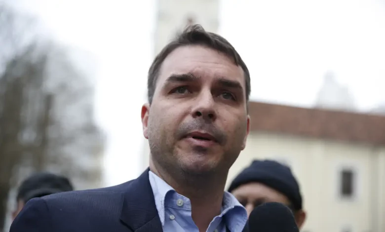 Senador Flávio Bolsonaro viaja aos Estados Unidos após derrota eleitoral e ordem de entrega de passaportes